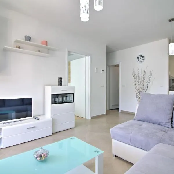 Apartment Waves-Villa Sunce, hotel in Senj