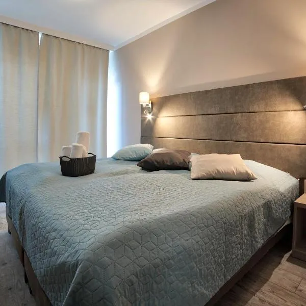 Sirály Panzió Tópart, hotel in Tata