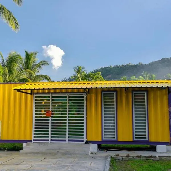 Yellow Cube at Lumut Cube Homestay Kontena, hotel in Lumut