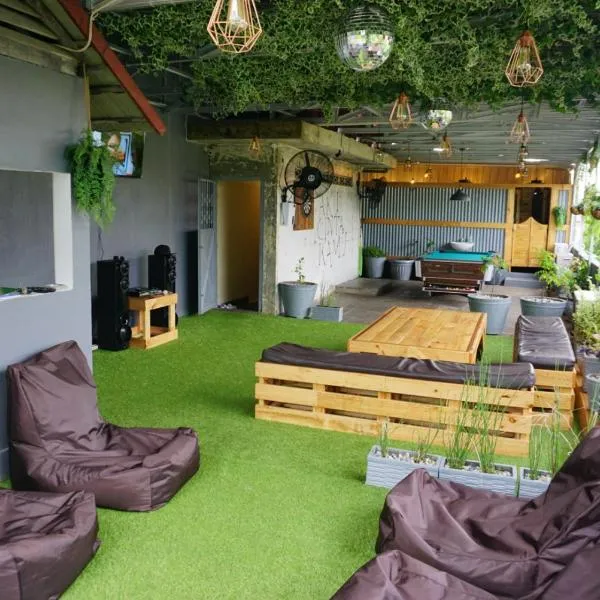 Kokos Hostel Padang City、パダンのホテル