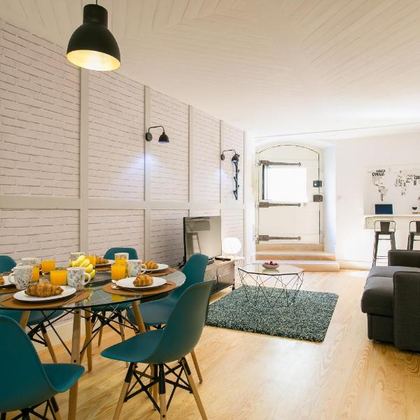 ALTIDO Modern Apt for 5 with workspace and private entrance, moments from Lisbon Cathedral
