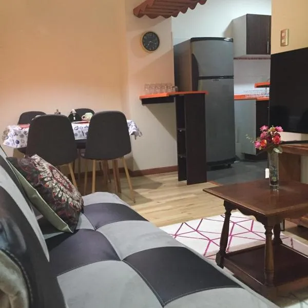 Departamento completo 41 mts2 -2 habs y 1 futón - Centro Tomé - 5 personas - Edificio Don Francisco max, hotel en Tomé