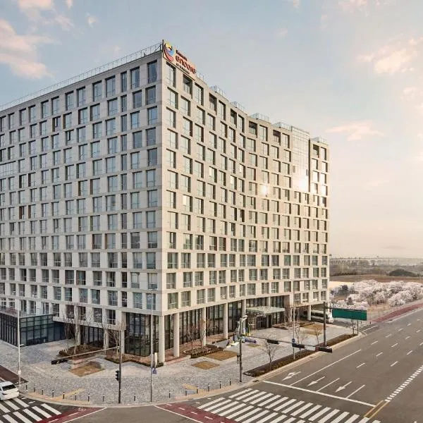 Ramada Encore by Wyndham Gimpo Han River Hotel: Gimpo şehrinde bir otel