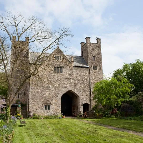 Welsh Gatehouse, Historic Castle which can cater for Electric Vehicle, Hotel in Mathern