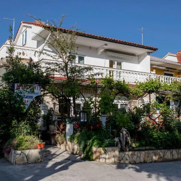 Apartment Marina, Hotel in Rab