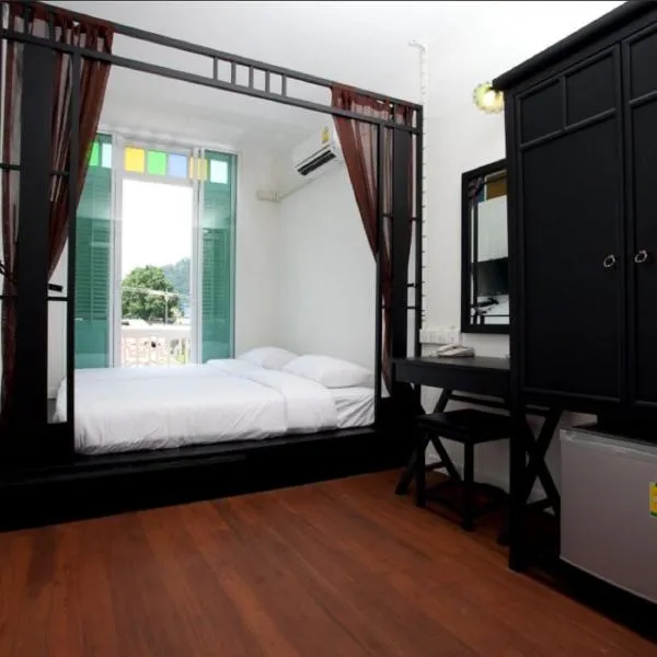 99 Oldtown Boutique Guesthouse SHA EXTRA PLUS，位于普吉镇的酒店