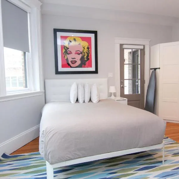 A Stylish Stay w/ a Queen Bed, Heated Floors.. #33, Hotel in Brookline