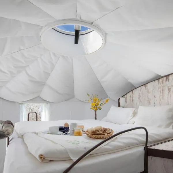 HOMOKI LODGE Bed & Beyond Glamping Adult Only, hôtel à Ruzsa