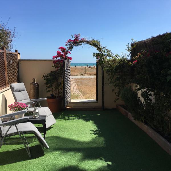 Beach flat with garden