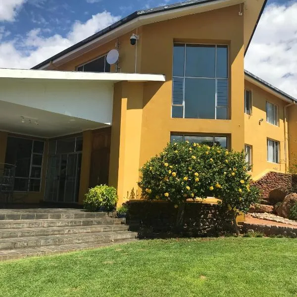 The Farmhouse, hotel a Okazize