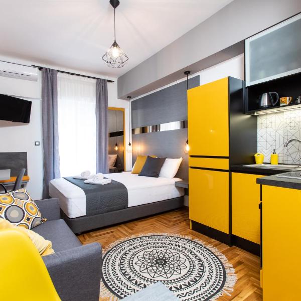 Downtown Luxury Boutique Suites : the yellow suite
