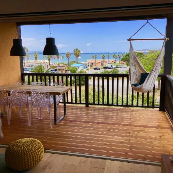Appartement climatisé refait à neuf - VUE MER Saint-Tropez - Piscine- 50m plage, hotel in Gassin