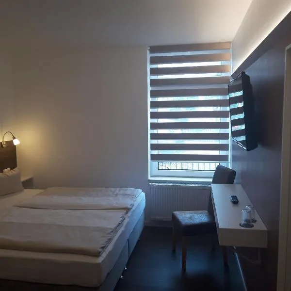 Hotel Weinert، فندق في نويبراندنبورغ