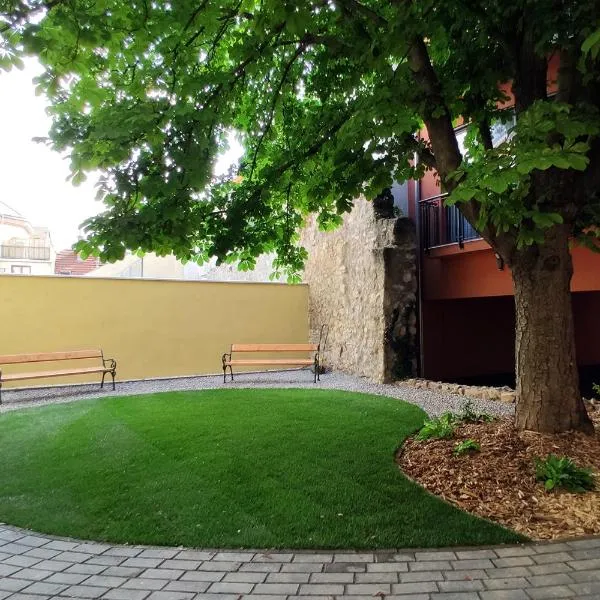 Piacsek Apartmanház, ξενοδοχείο στο Πετς