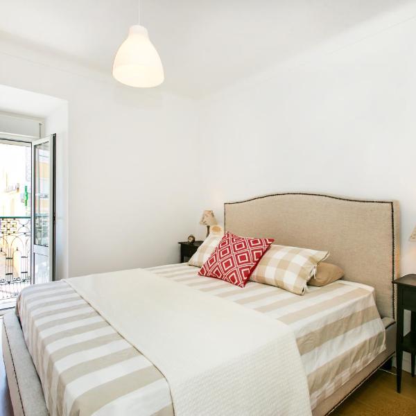 Belem! Charming 2 Bedroom Apartment w terrace, Wifi & free street parking