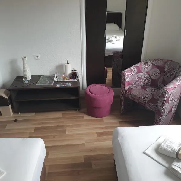 Nova dvokrevetna soba sa dva odvojena kreveta i zajedničkim kupatilom, hotel en Kotor