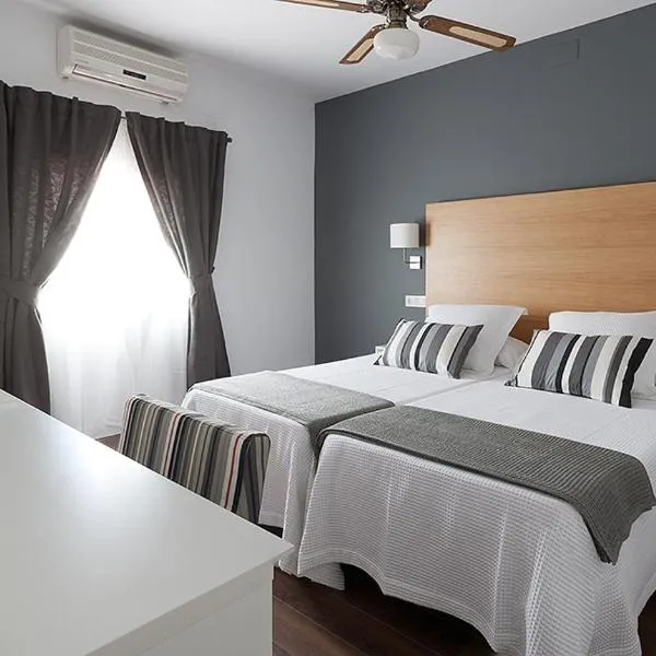 Hotel Llorca, hotel em Platja de l’Almadrava