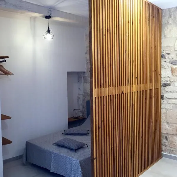 Studio climatisé, La Cloison, Hotel in Arles