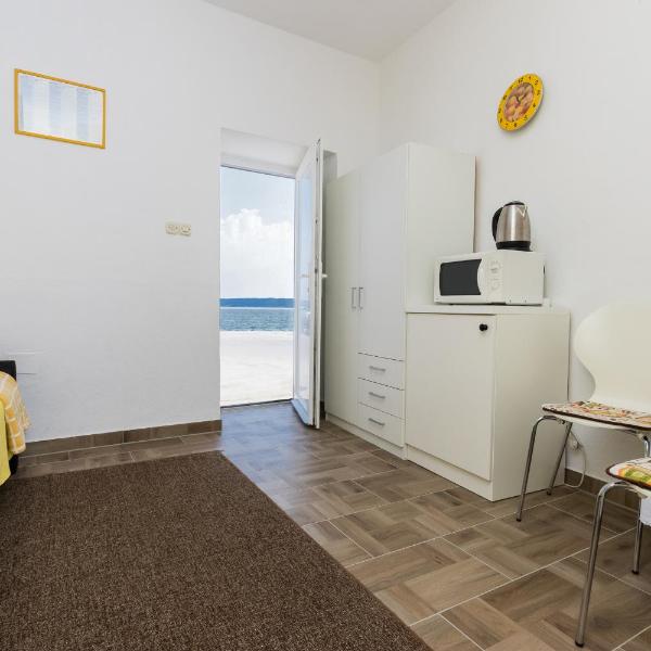 Charming Seafront Apartment Yellow