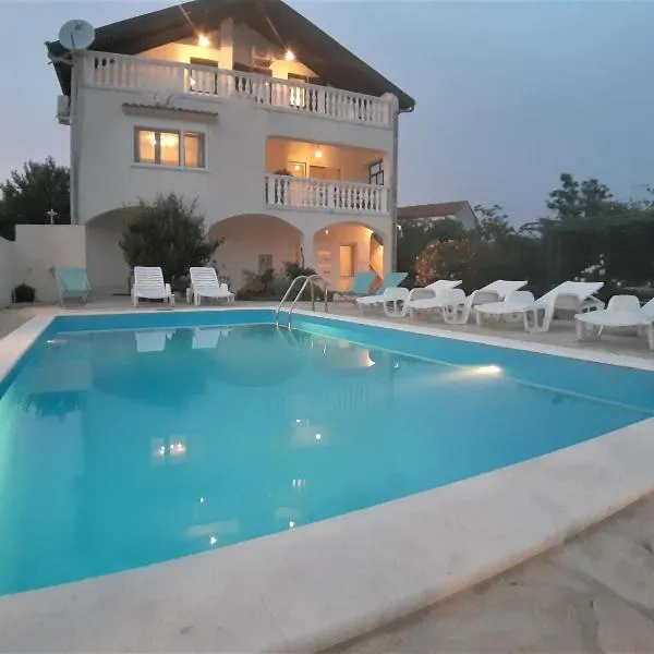 Apartments"Nika" with private pool, hotell i Galovac