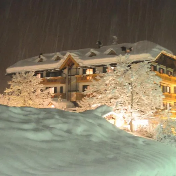 Rauzi Hotel Garnì & apartments, hotel sa Malè