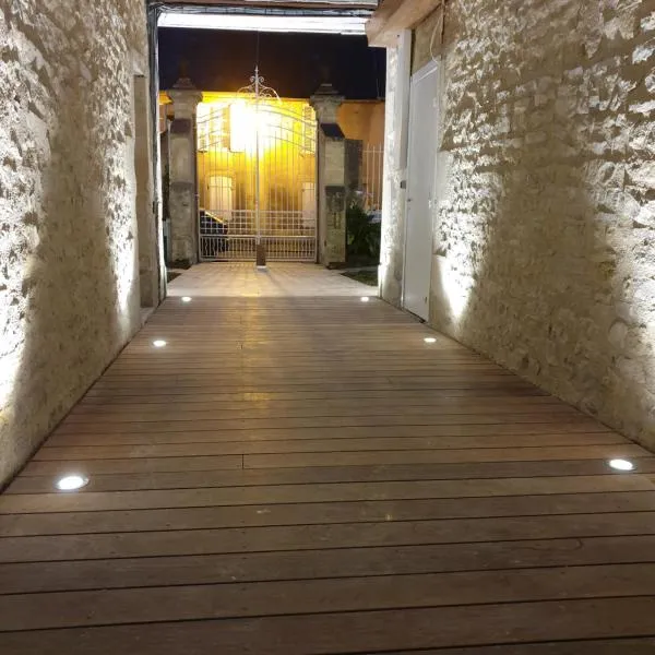 Au Loup Historic Apartments, hotel in Bayeux