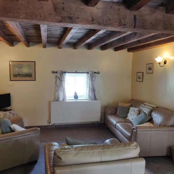Row Farm Cottage, hotel in Millom