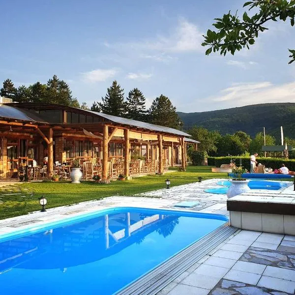 Zdravkovac Country Club, hotell i Jarmenovci
