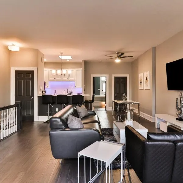 Luxury Apt w/ Spectrum Mood Lighting - Historic Cherokee Street Antique Row, ξενοδοχείο σε Maryland Heights