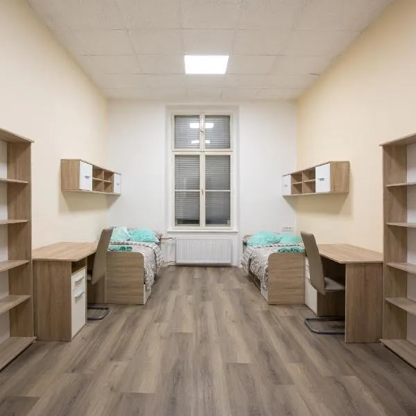 MINIDORM ROOMS IN HEART OF CITY CENTER,位于马里博尔的酒店