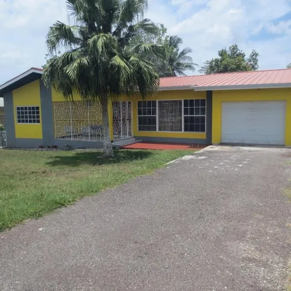 Chateau Yellow, hotel in Mandeville