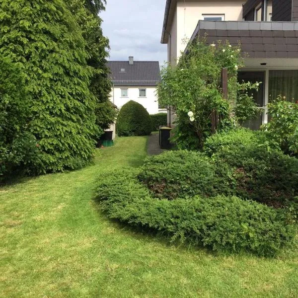 Entire house, quiet city location, garden, parking, Hotel in Bielefeld