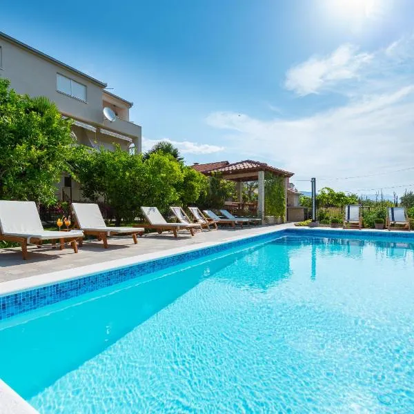Villa Apartments Duje, hotel in Kaštela
