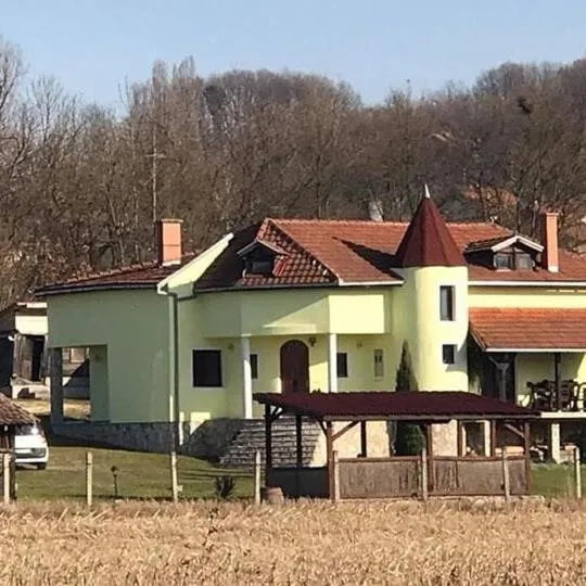 Holiday Home Rodjak sa sela, hotelli kohteessa Mionica