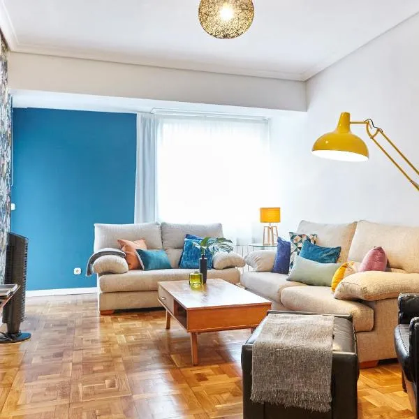 SALABERRIA APARTMENT with private garage, hotel in San Sebastián
