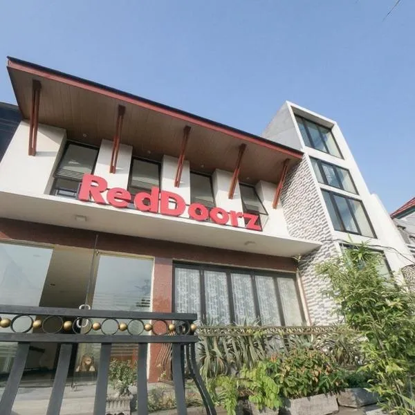 RedDoorz Plus near Green Pramuka Square Mall, hotel v destinaci Jakarta