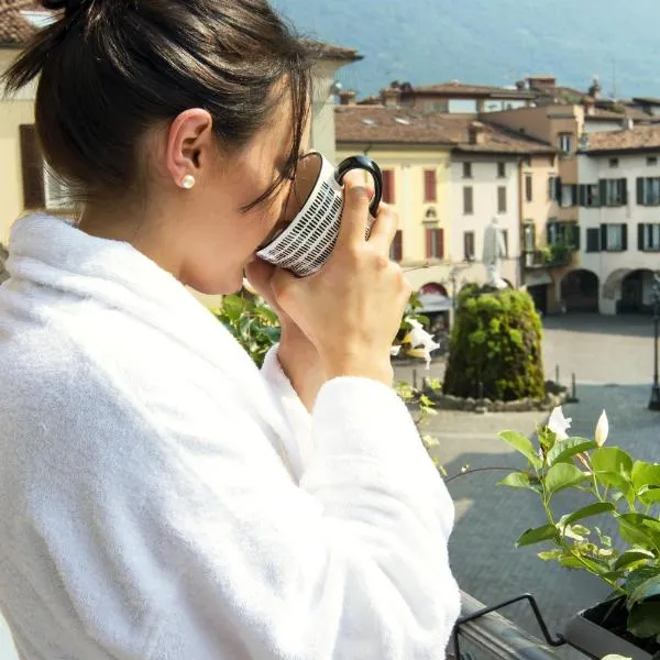 LA QUADRA SUITES - The super central apartments in Iseo, with daily housekeeping included!, hôtel à Iseo