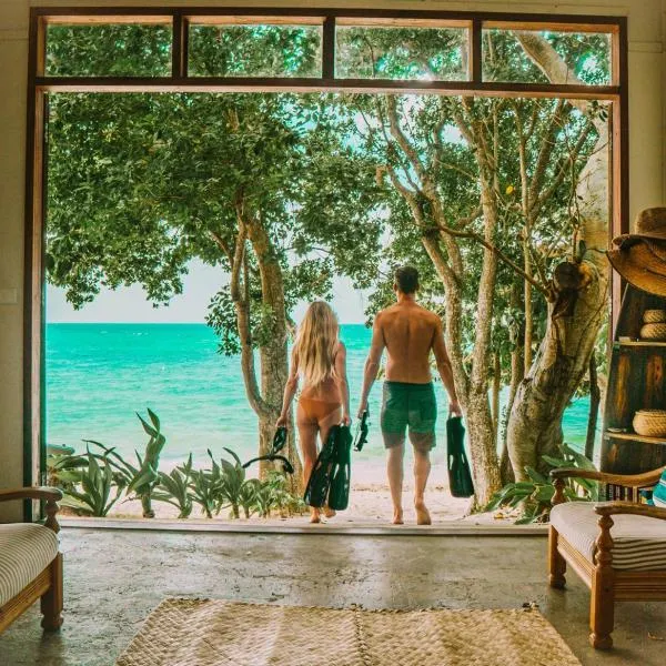 Whispering Palms - Absolute Beachfront Villas, hotel in Port Vila