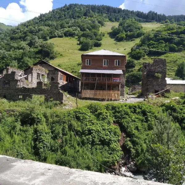 Raul Lushnu Darbaz, hotel en Mestia