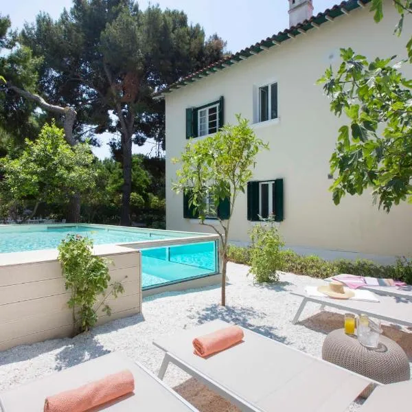 Glyfada Villa 6BR 16ppl Private Pool 300m to Beach、アテネのホテル