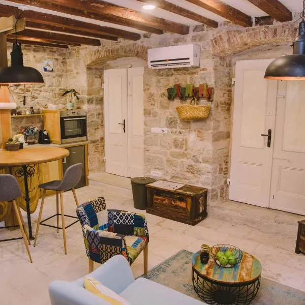 5 minutes walk ART, hotel en Split