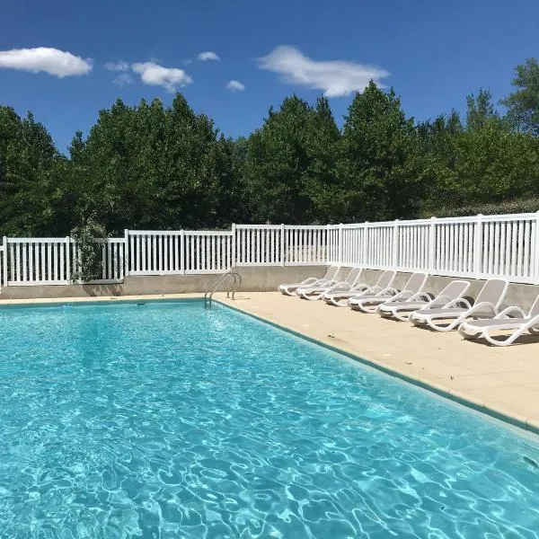 LES BASTIDES DE CHANTERAINE Bungalows, Lodges & Spa、エギュイーヌのホテル