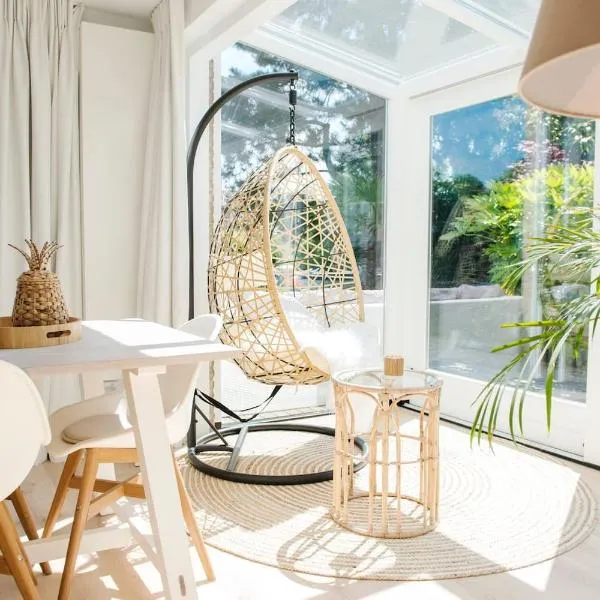 Luxury villa on peaceful location. Boat optional, Hotel in Vinkeveen