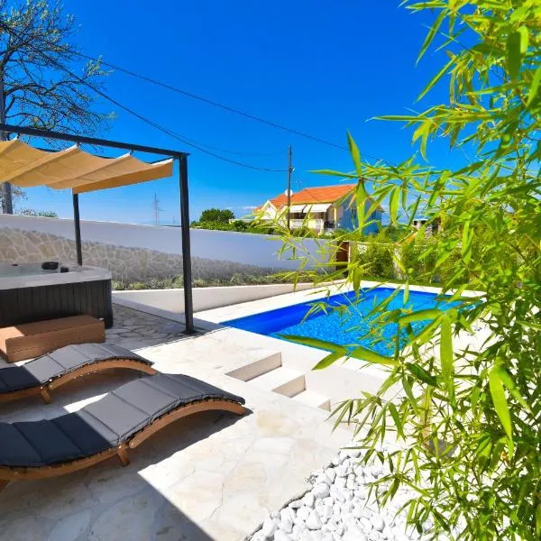 Villa Village Idylle with pool, sauna, jacuzzy and private parking, hotel v Sukošanu