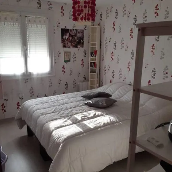 Grande chambre proche circuit des 24h du Mans, ξενοδοχείο σε Soulitré