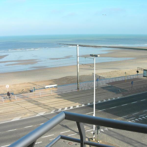 Studio apartment 'De Strandwandeling' with frontal sea view near Ostend