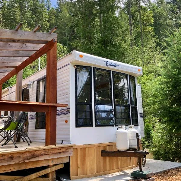 Garden Bay Hideaway - Glamping & RV, מלון בGarden Bay