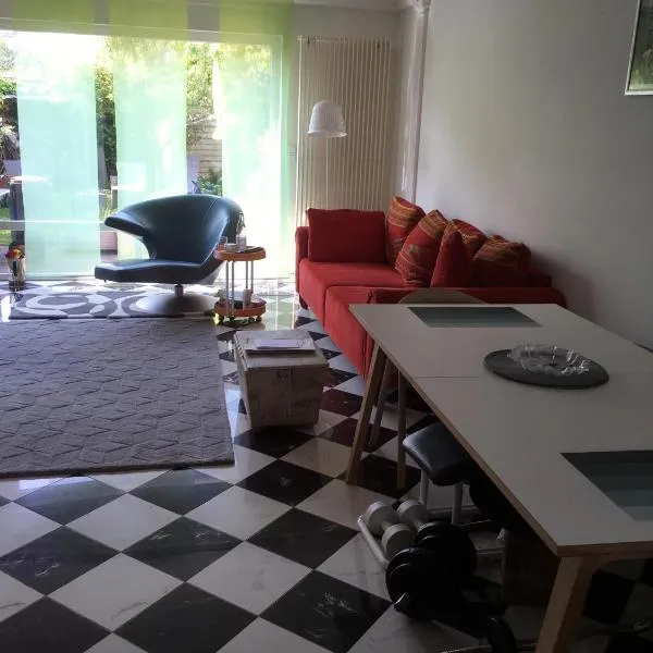 Dachstudio mit Bad und Terasse, Hotel in Köln