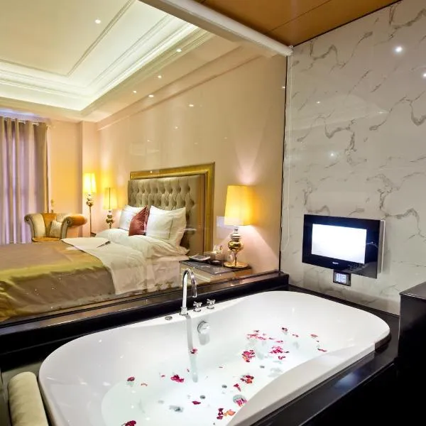 The Royal Pinnacle Hotel: Doumen şehrinde bir otel