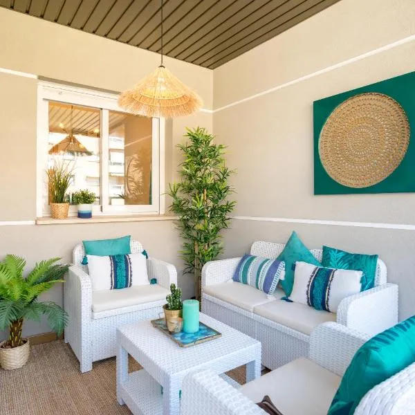 Charming apartment on the beach - Pool and parking, hotel in Málaga